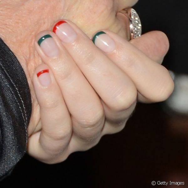 Em evento beneficente, Katy Perry combinou as unhas g?meas com o estilo inglesinhas e alternou as cores das pontinhas das unhas